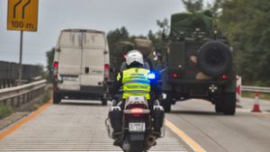 Katonai járművek lepik el az éjszaka Budapest utcáit