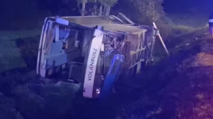 Frontálisan ütközött egy autóval a Volánbusz járata, többen súlyosan megsérültek