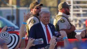 Fegyveres férfit tartóztattak le Donald Trump választási gyűlésének közelében