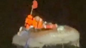 Videó: két hónapig hánykolódott a Csendes-óceánon egy férfi, így tudták megmenteni