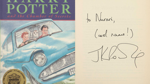 Aukciós szenzáció: rekordáron kelt el a Harry Potter-könyv szerző által dedikált példánya