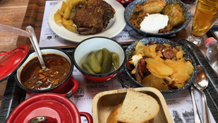 Meglepetés a Fakanálban: parádés bőrrel ropog az omlós csülök