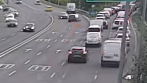 Több autót is letarolt egy sofőr, aki rosszul lett vezetés közben a 11-es főúton