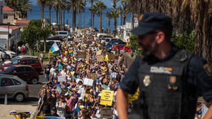 Ezrek tüntettek a Kanári-szigeteken a tömegturizmus ellen