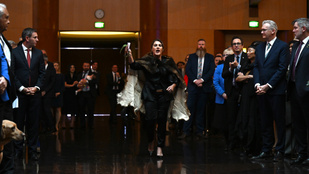 Üvöltözve zavarta meg III. Károlyt az ausztrál szenátor, népirtást és lopást emlegetett