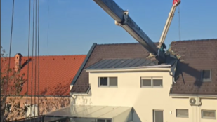 Szétzúzta egy családi ház tetejét egy autódaru Sopronban