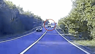 Videón, ahogy lezúzzák a Teslát az 5-ös úton