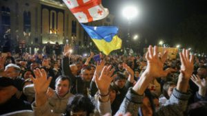 Nagy a feszültség Georgiában, tüntetők ezrei vonultak az utcára