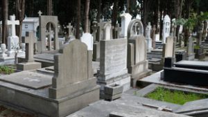 Tovább tartanak nyitva a fővárosi temetők a hétvégén