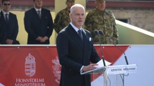 Szalay-Bobrovniczky Kristóf egy katonai sírnál járt, és fontos dolgot kért a magyar emberektől