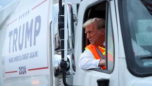 Donald Trump tovább trollkodik, ezúttal kukásnak öltözve gyűjti a szavazókat