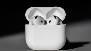 Kisebb, kényelmesebb, és jobban is szól, mégis felejthető lett az új AirPods