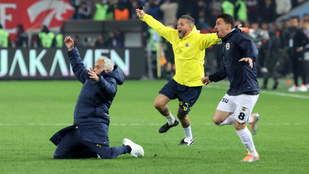 José Mourinho térden csúszott, orra bukott, majd botrányosan hergelte a közönséget