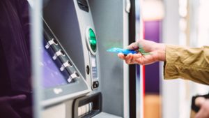 Ezt nem akartuk látni: durván megdrágul a bankolás