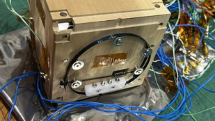 Elindították az első fa műholdat