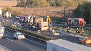 Videó: bámészkodó autósok okoztak balesetet az M1-es autópályán