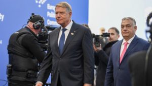 Egyszerűen hátat fordított Orbán Viktornak a kocsiból kiszálló román államfő