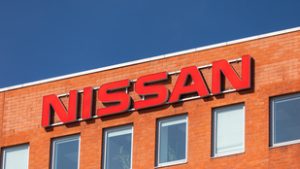 Kilencezer munkahelyet szüntet meg és felére csökkenti a vezérigazgató fizetését a Nissan