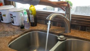 Besárgult a csapvíz egy magyar városban, de a szolgáltató szerint nincs semmi probléma