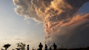 Nem nyugszik a Laki-laki vulkán Balin, törlik a szigetre induló repülőjáratokat