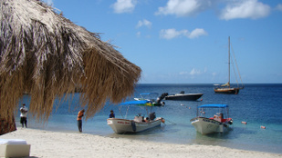 Özönlenek a magángépek a milliárdosok szigetére, épülnek a megarepterek