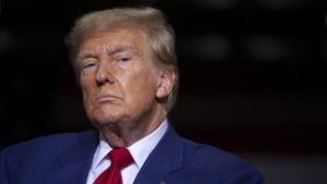 Megkerülné az FBI-t Donald Trump csapata, jelentős kockázatokkal játszanak