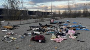 Szemétlerakó lett egy stadion parkolójából, Orbán Viktornak és a Molnak is nekimentek