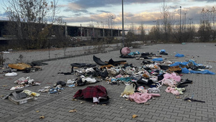 Szemétlerakó lett egy stadion parkolójából, Orbán Viktornak és a Molnak is nekimentek