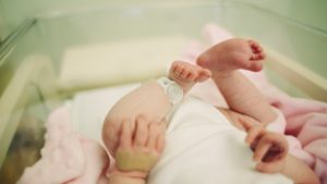 GenePlanet-ügy: az engedélyen megy a vita, miközben a baba és a kismama életére is kihatással lehet