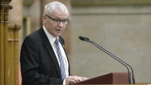 Az új Alaptörvény-módosítás szerint a legfőbb ügyésznek nem kell ügyésznek lennie