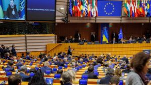 Ukrán zászlós egyenpólóban jelentek meg a Tisza Párt képviselői az Európai Parlamentben