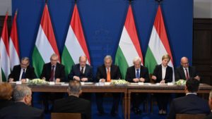 Most már hivatalos, Orbán Viktor aláírta a következő három évre szóló bérmegállapodást