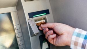 Újabb bank emeli a tranzakciós illetéket, februártól megváltozik az eddigi rend