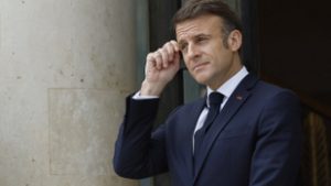 Nem jött be Macron nagy politikai trükkje, elnöki székébe kerülhet a kormányválság