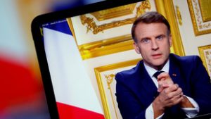 Emmanuel Macron: Bármennyire nem akarják, kitartok a mandátumom végéig