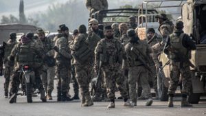 Ezrek menekülnek a szíriai Homsz városából, miközben az ellenzéki erők közelednek