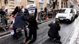 Aktivisták zavarták meg Ferenc pápa konvoját Rómában, több embert őrizetbe vettek