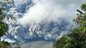 Fekete hamu hull az égből, négyezer méter magasra lövellt füstöt egy vulkán a Fülöp-szigeteken