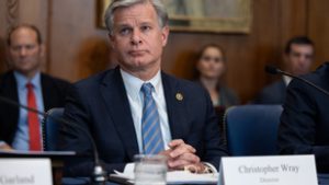 Bejelentette a lemondását az FBI igazgatója, Christopher Wray