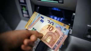 Kevesen beszélnek róla, pedig mindent átír: hamarosan újfajta euró jöhet