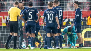 Botrány Berlinben, a lelátóról fejbe dobták a vendégek kapusát