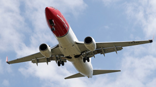 Túlfutott a Norwegian járata, vészcsúszdákon hagyták el az utasok a fedélzetet