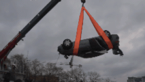 Daruval kellett kiemelni az öt méter mélyre zuhant autót a XIII. kerületben