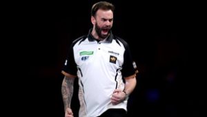 Botrányos jelenet a darts-vb-n: a közönség közé hajította nyilait a játékos