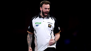 Botrányos jelenet a darts-vb-n: a közönség közé hajította nyilait a játékos