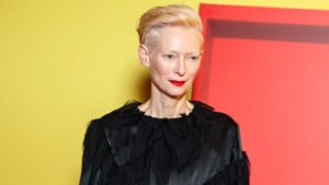 Tilda Swinton rangos elismerést vehet át