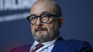 Mindenkit beperelt a volt miniszter szeretője, egykori szerelmét sem kímélte