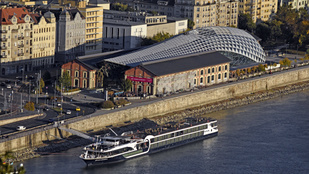 Nyomozást indított a rendőrség, miután bombariadó volt a Bálnában