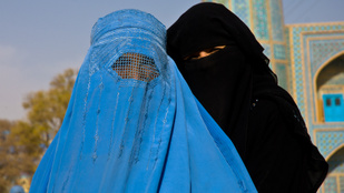 Afganisztánban bedeszkázzák az olyan helyiségek ablakát, amelyekből nőket lehet látni