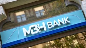 Döntött az MNB, ismét lesújtott az egyik legnagyobb magyar pénzintézetre